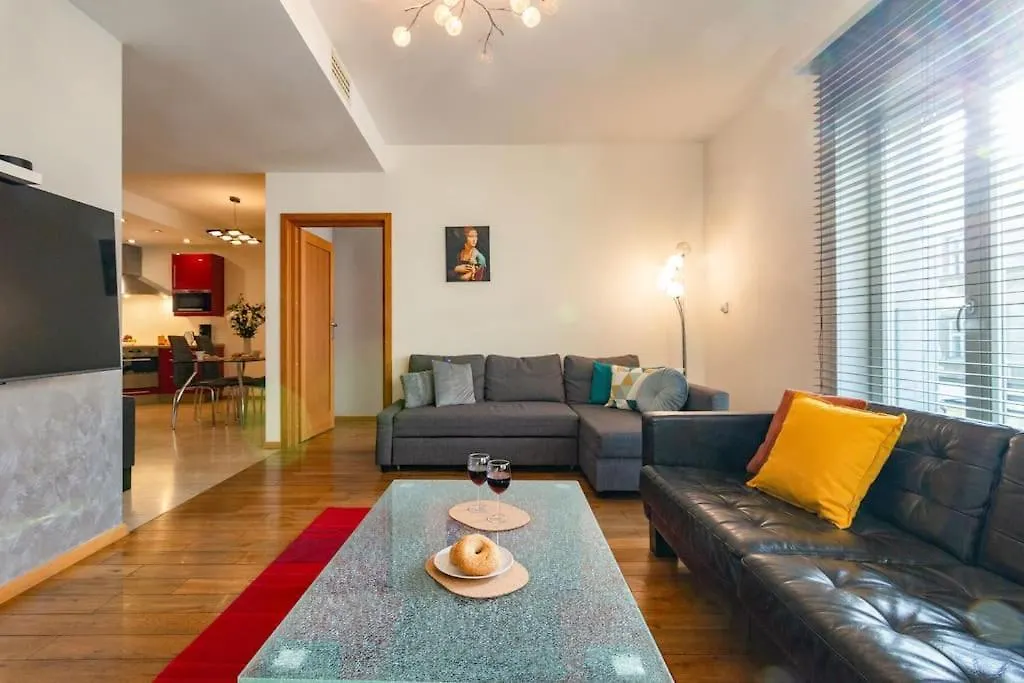 Haven, 2-Bedroom Apartment W/Underground Parking! Kraków Polen