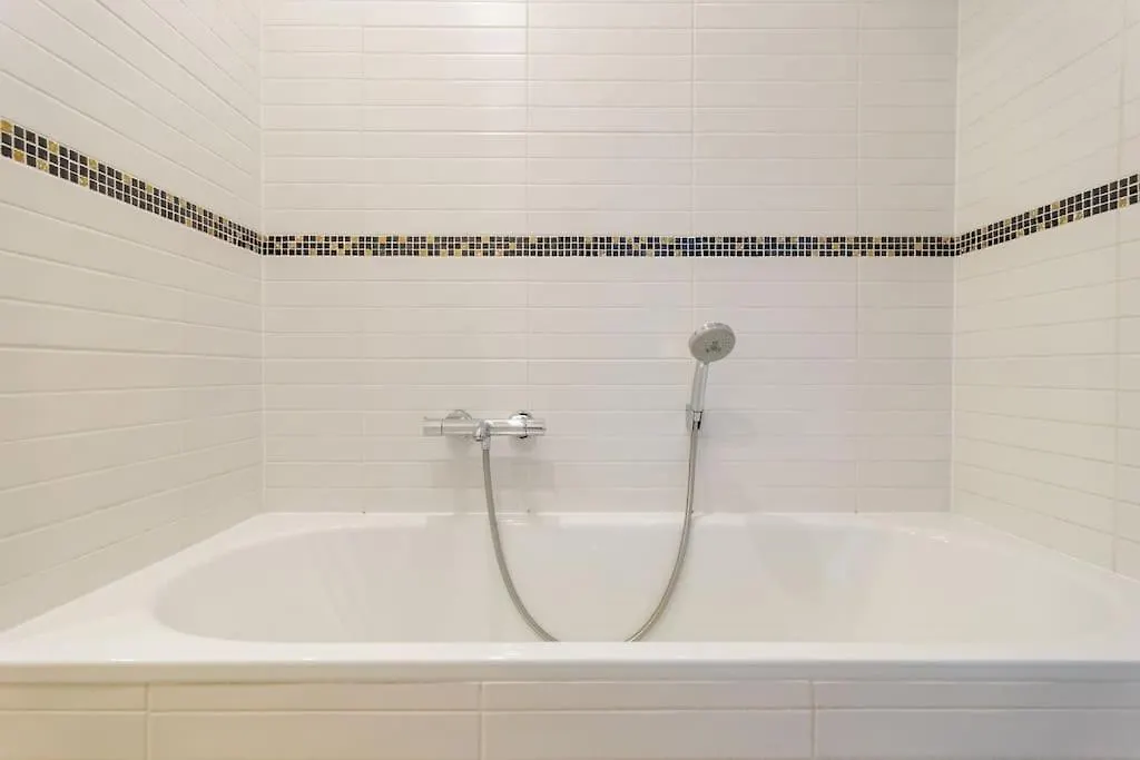Haven, 2-Bedroom Apartment W/Underground Parking! Krakow
